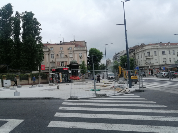 Пешаци још  ломе ноге: Радови на тротоарима у Џорџа Вашингтона се баш одужили